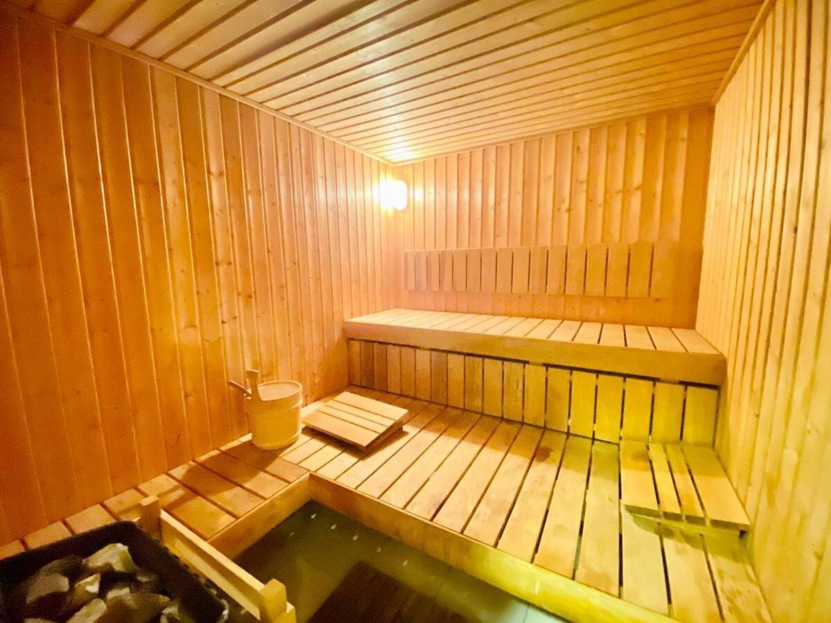 Upscale Studio Full Lake View In Goldcrest View Tower 迪拜 外观 照片