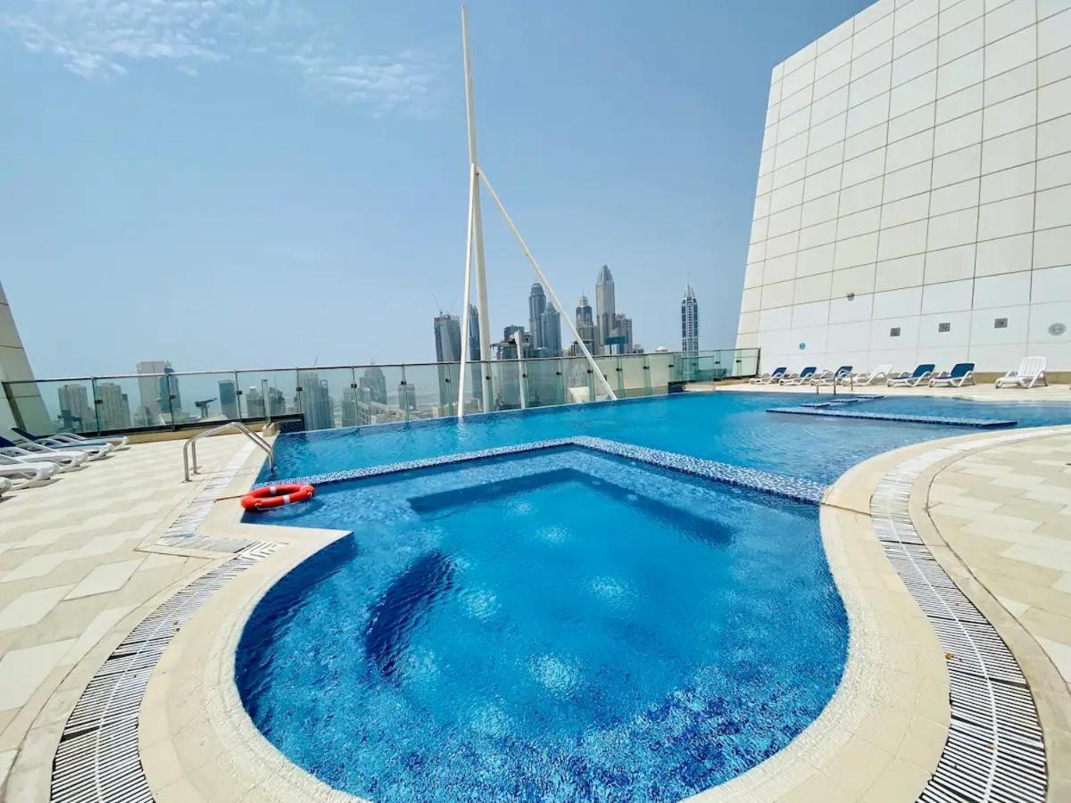 Upscale Studio Full Lake View In Goldcrest View Tower 迪拜 外观 照片