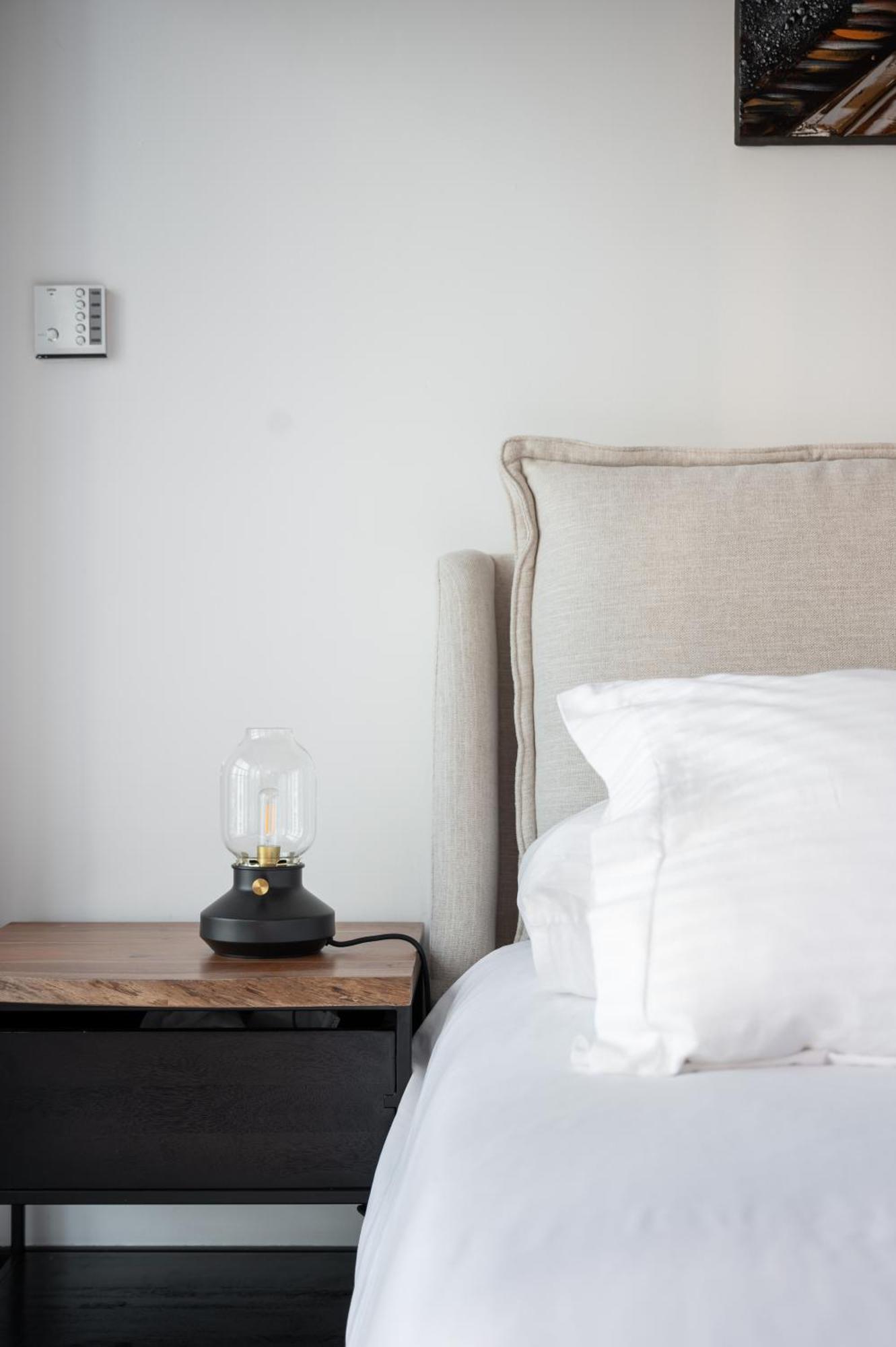 Upscale Studio Full Lake View In Goldcrest View Tower 迪拜 外观 照片
