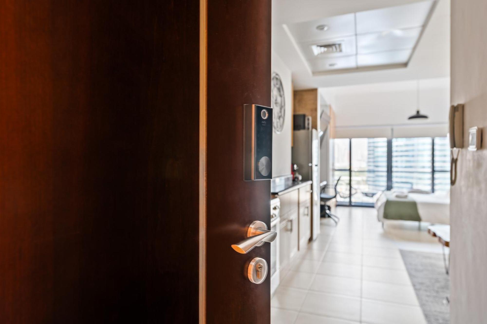 Upscale Studio Full Lake View In Goldcrest View Tower 迪拜 外观 照片
