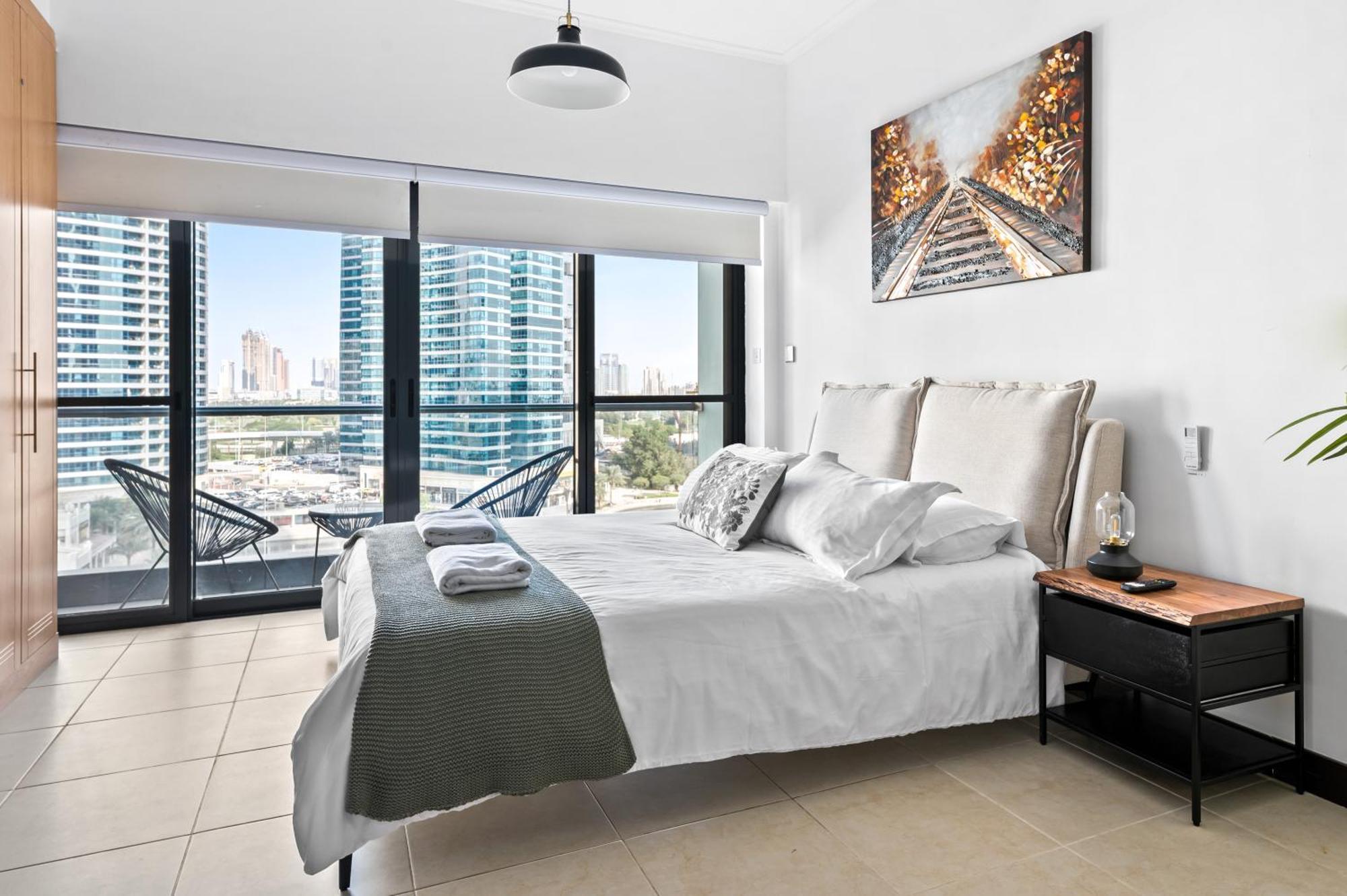 Upscale Studio Full Lake View In Goldcrest View Tower 迪拜 外观 照片