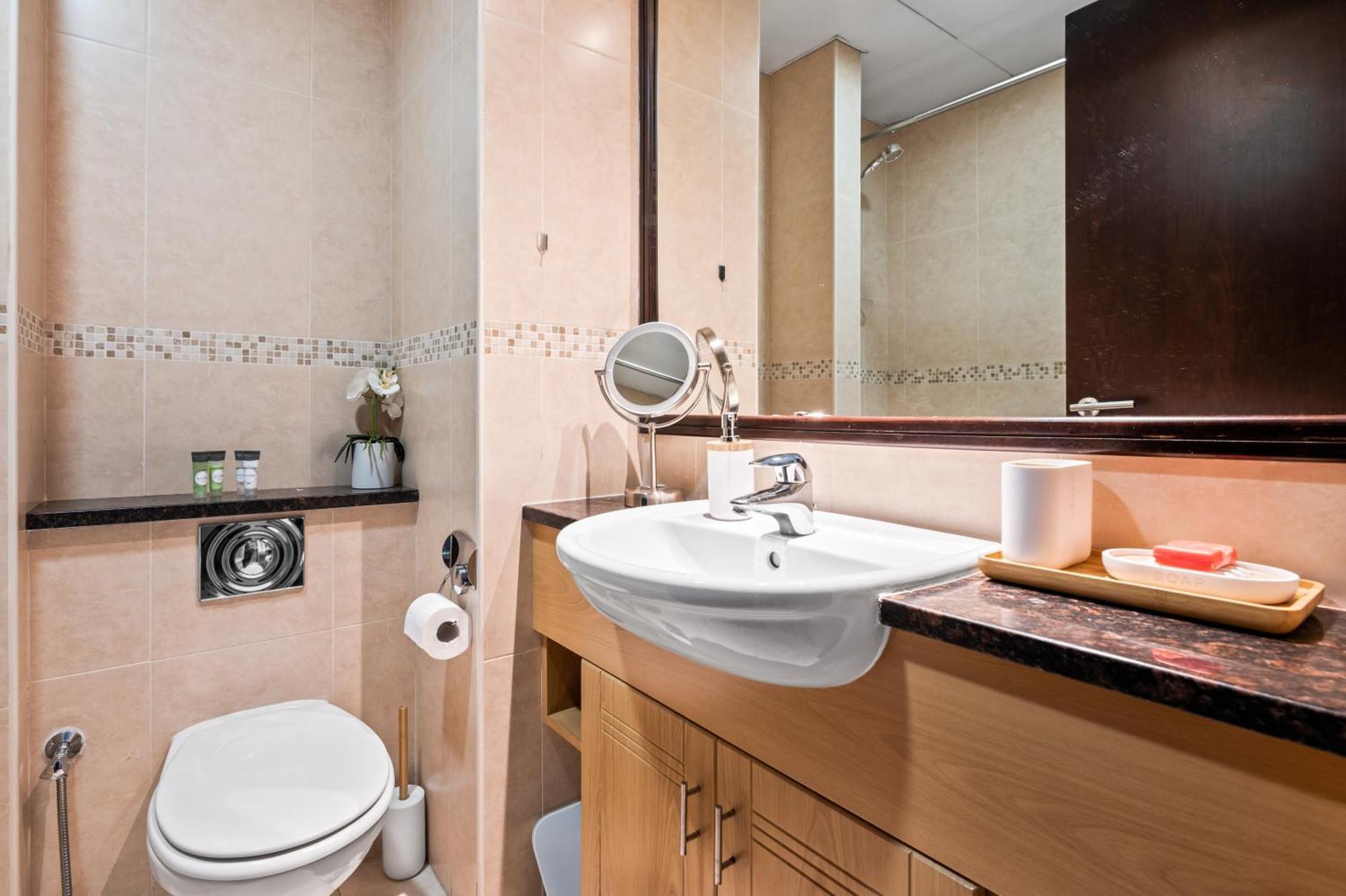 Upscale Studio Full Lake View In Goldcrest View Tower 迪拜 外观 照片