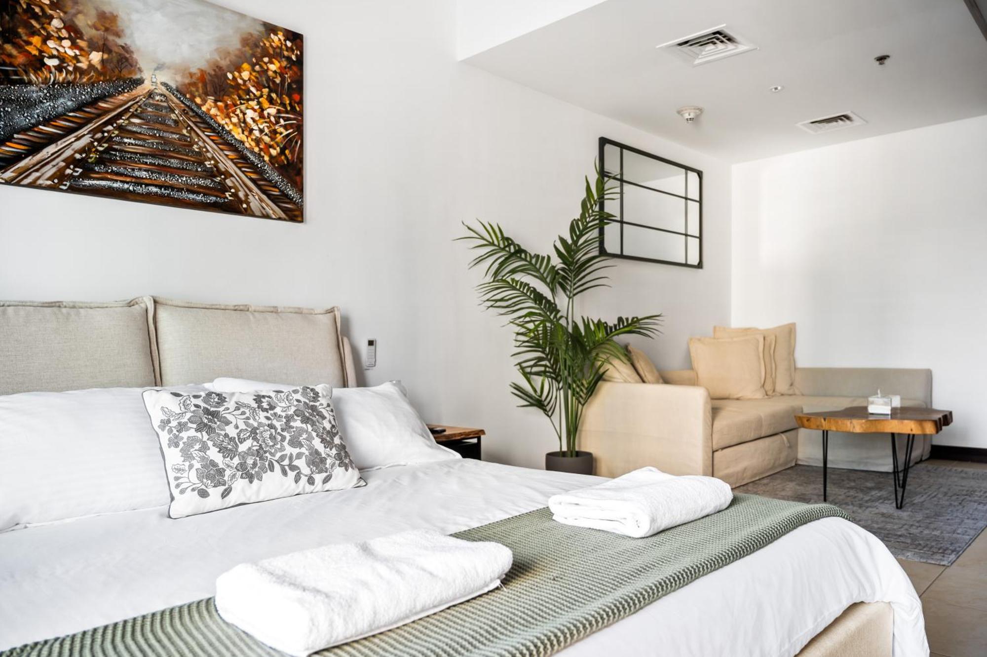 Upscale Studio Full Lake View In Goldcrest View Tower 迪拜 外观 照片