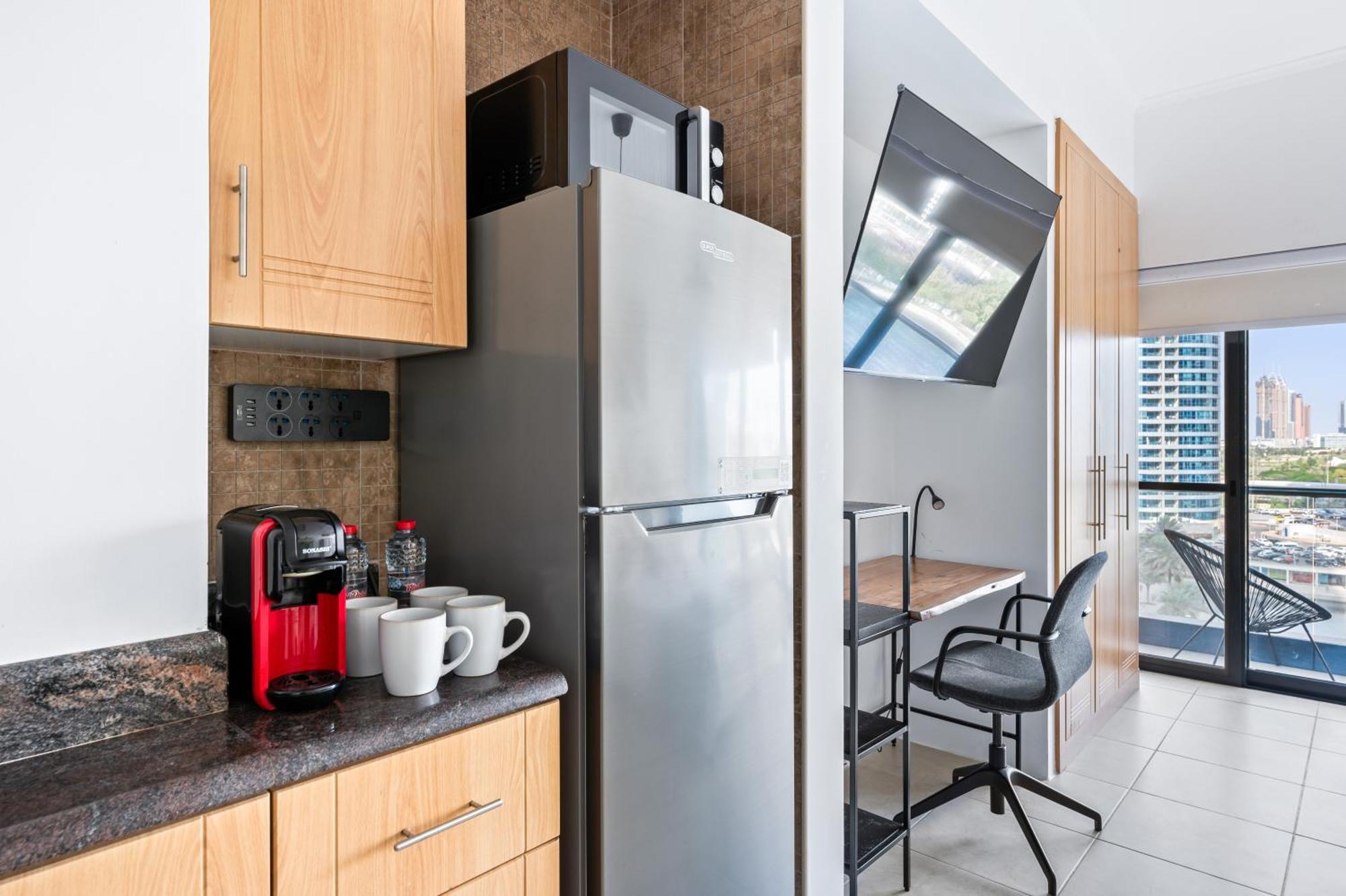 Upscale Studio Full Lake View In Goldcrest View Tower 迪拜 外观 照片