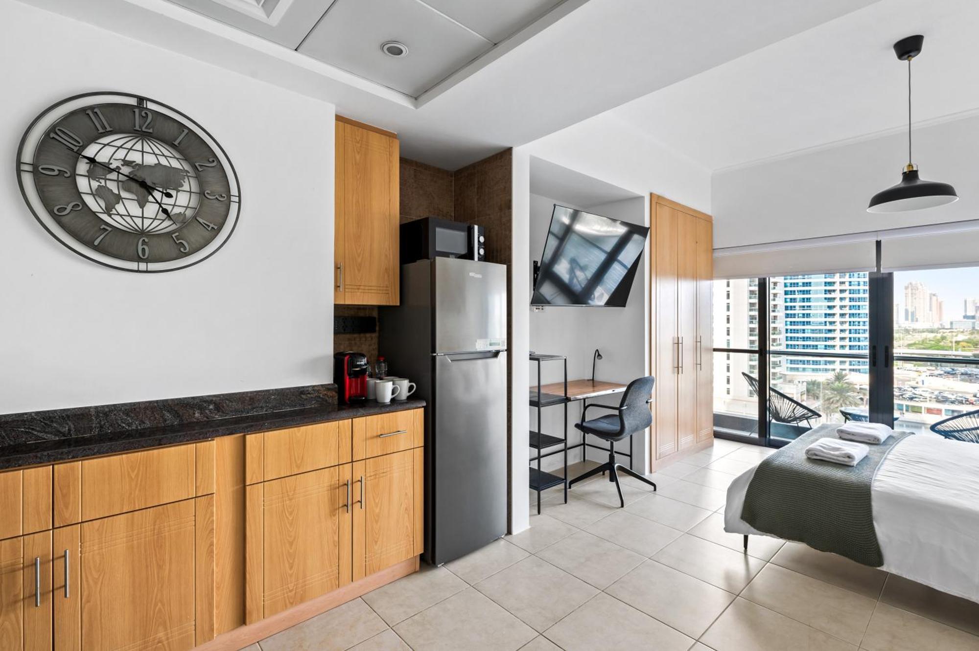 Upscale Studio Full Lake View In Goldcrest View Tower 迪拜 外观 照片