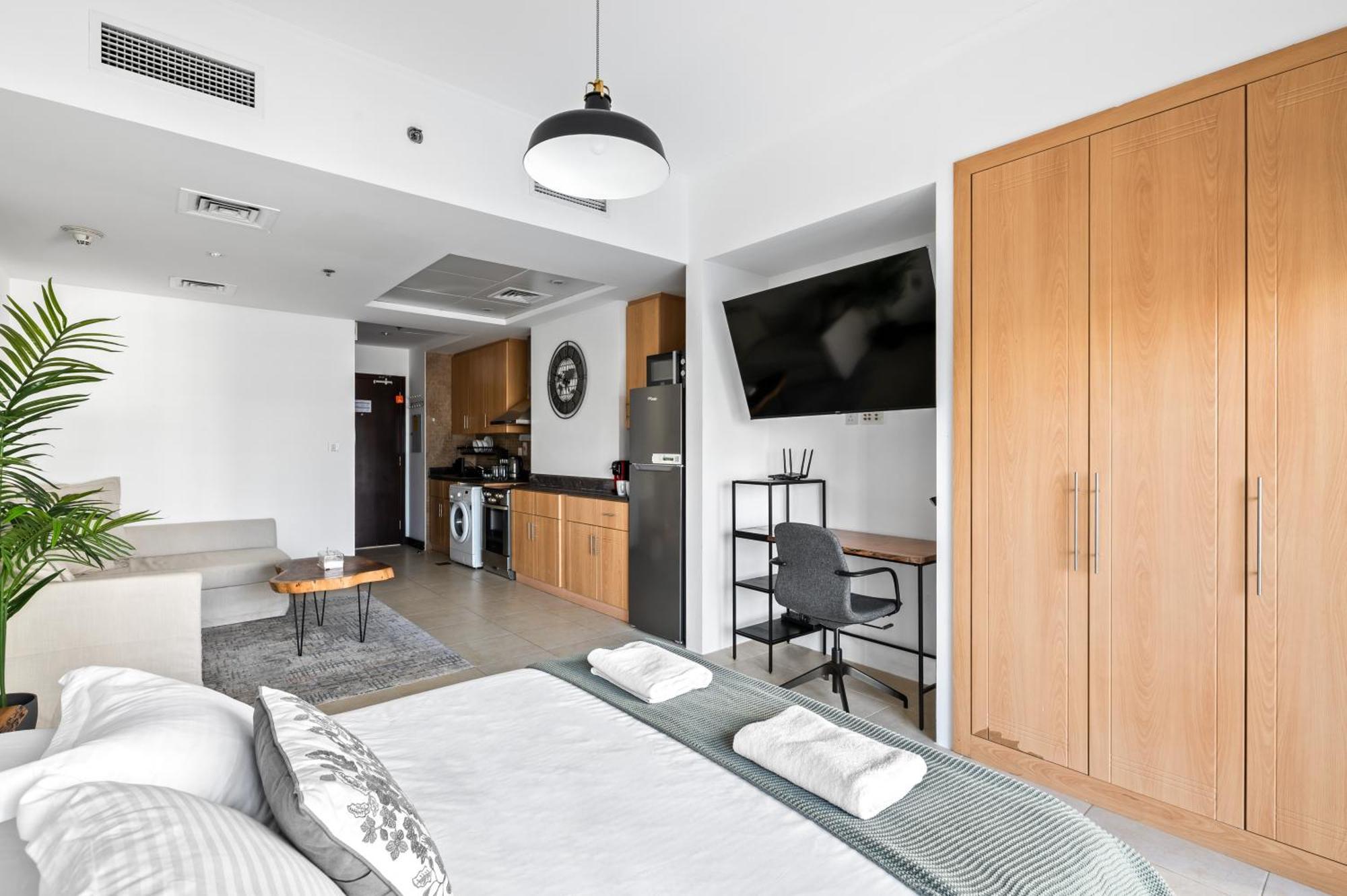 Upscale Studio Full Lake View In Goldcrest View Tower 迪拜 外观 照片