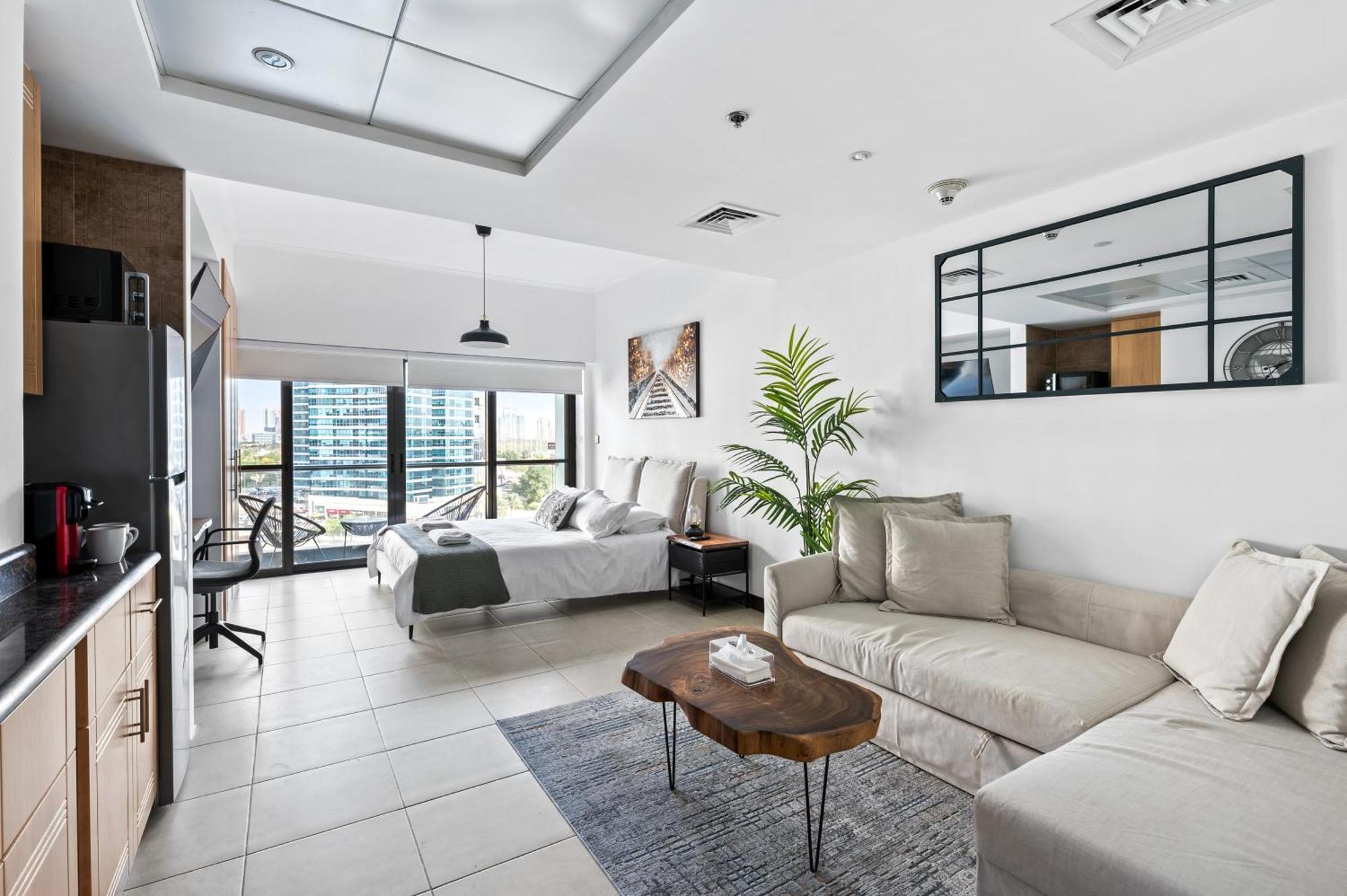 Upscale Studio Full Lake View In Goldcrest View Tower 迪拜 外观 照片