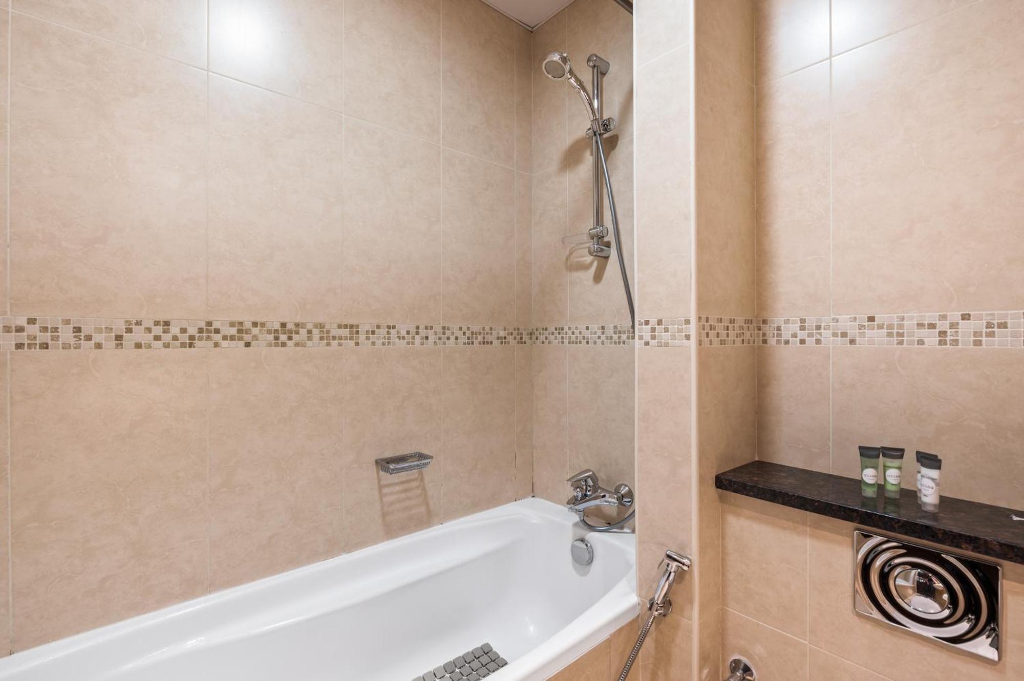 Upscale Studio Full Lake View In Goldcrest View Tower 迪拜 外观 照片