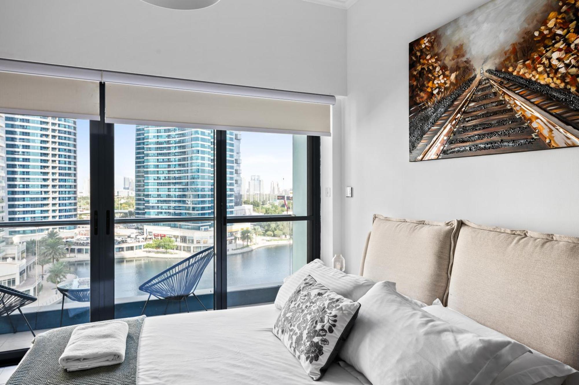 Upscale Studio Full Lake View In Goldcrest View Tower 迪拜 外观 照片