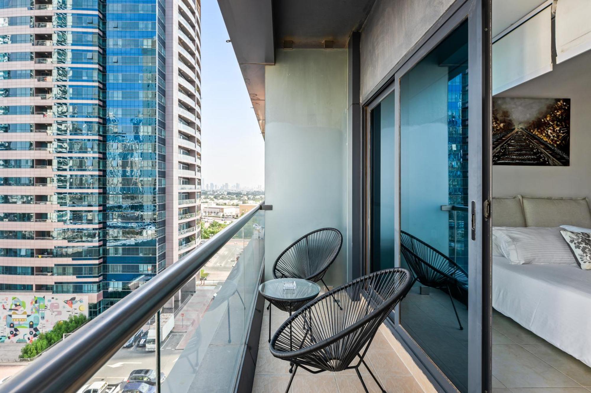 Upscale Studio Full Lake View In Goldcrest View Tower 迪拜 外观 照片
