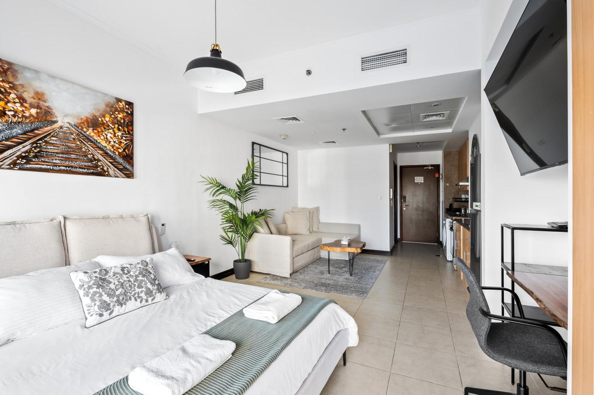 Upscale Studio Full Lake View In Goldcrest View Tower 迪拜 外观 照片