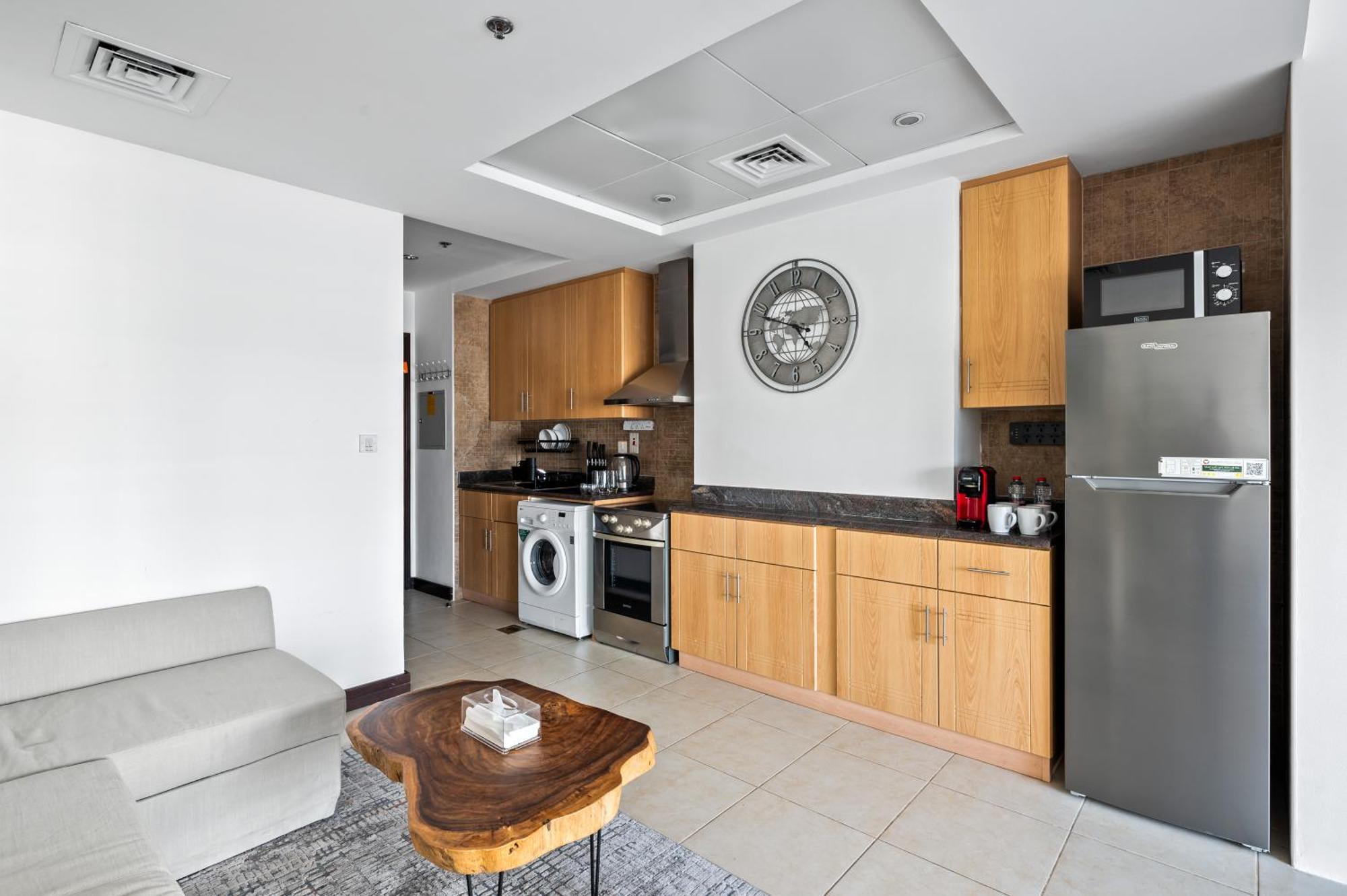 Upscale Studio Full Lake View In Goldcrest View Tower 迪拜 外观 照片