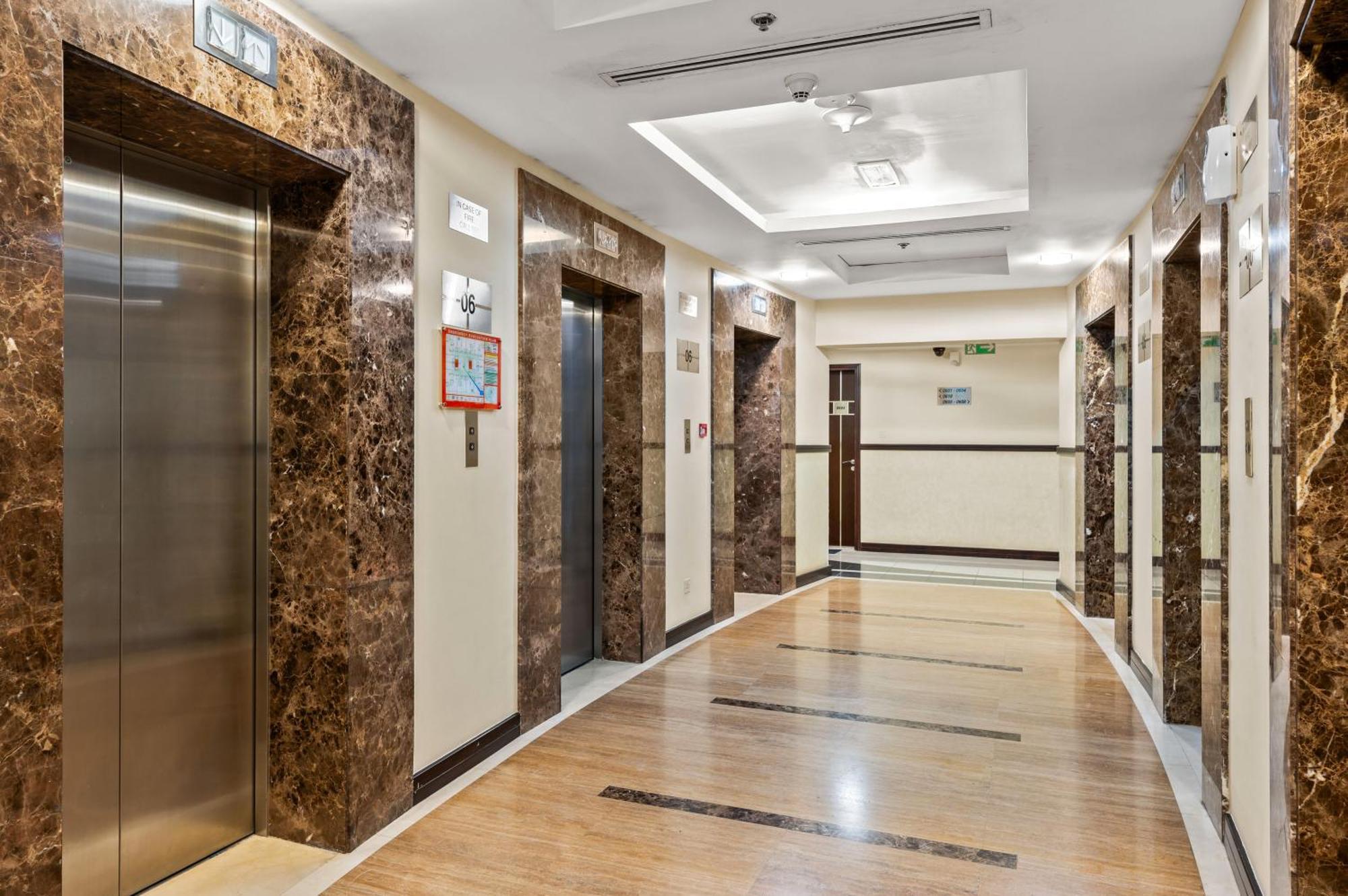 Upscale Studio Full Lake View In Goldcrest View Tower 迪拜 外观 照片