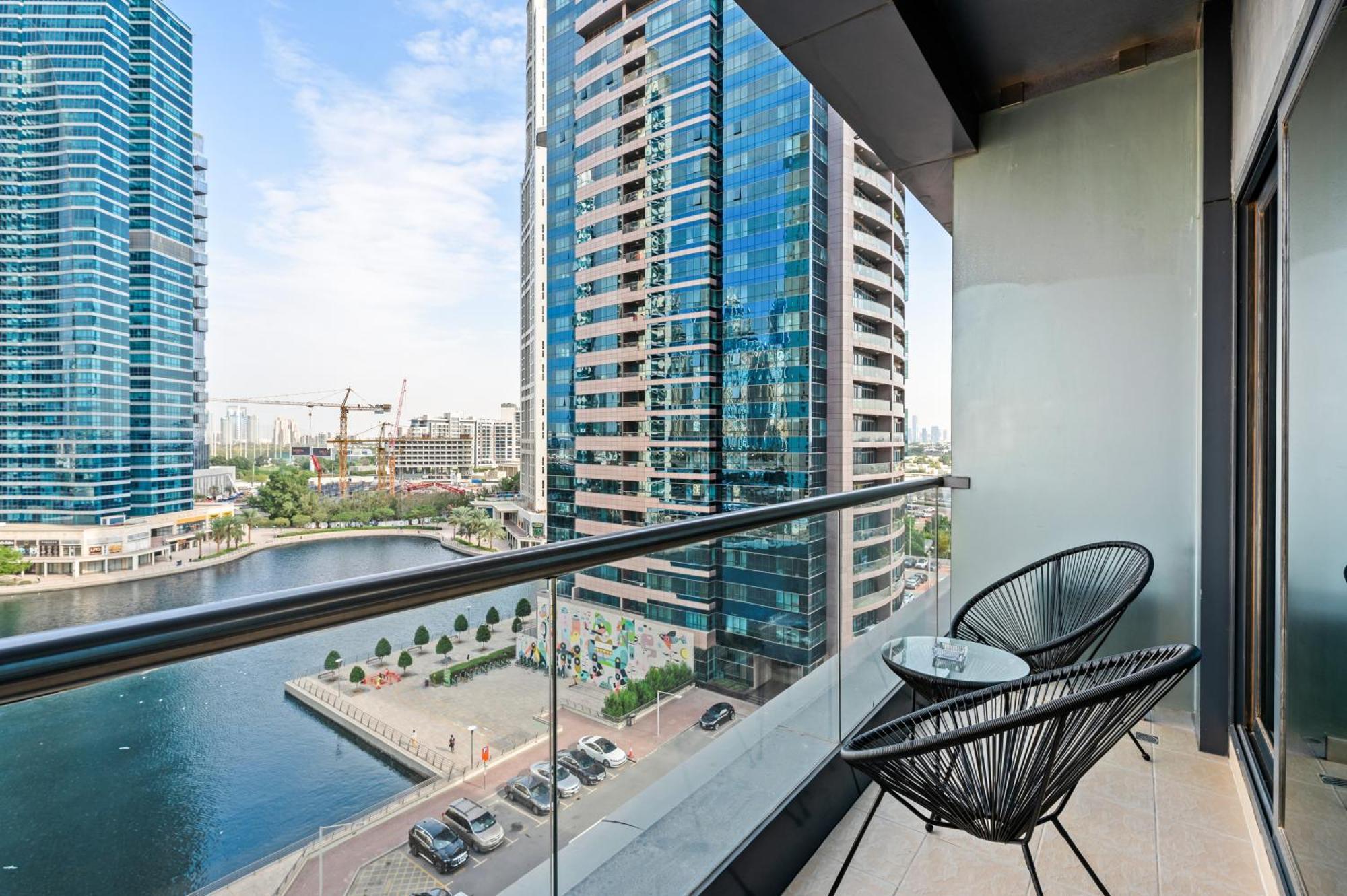 Upscale Studio Full Lake View In Goldcrest View Tower 迪拜 外观 照片