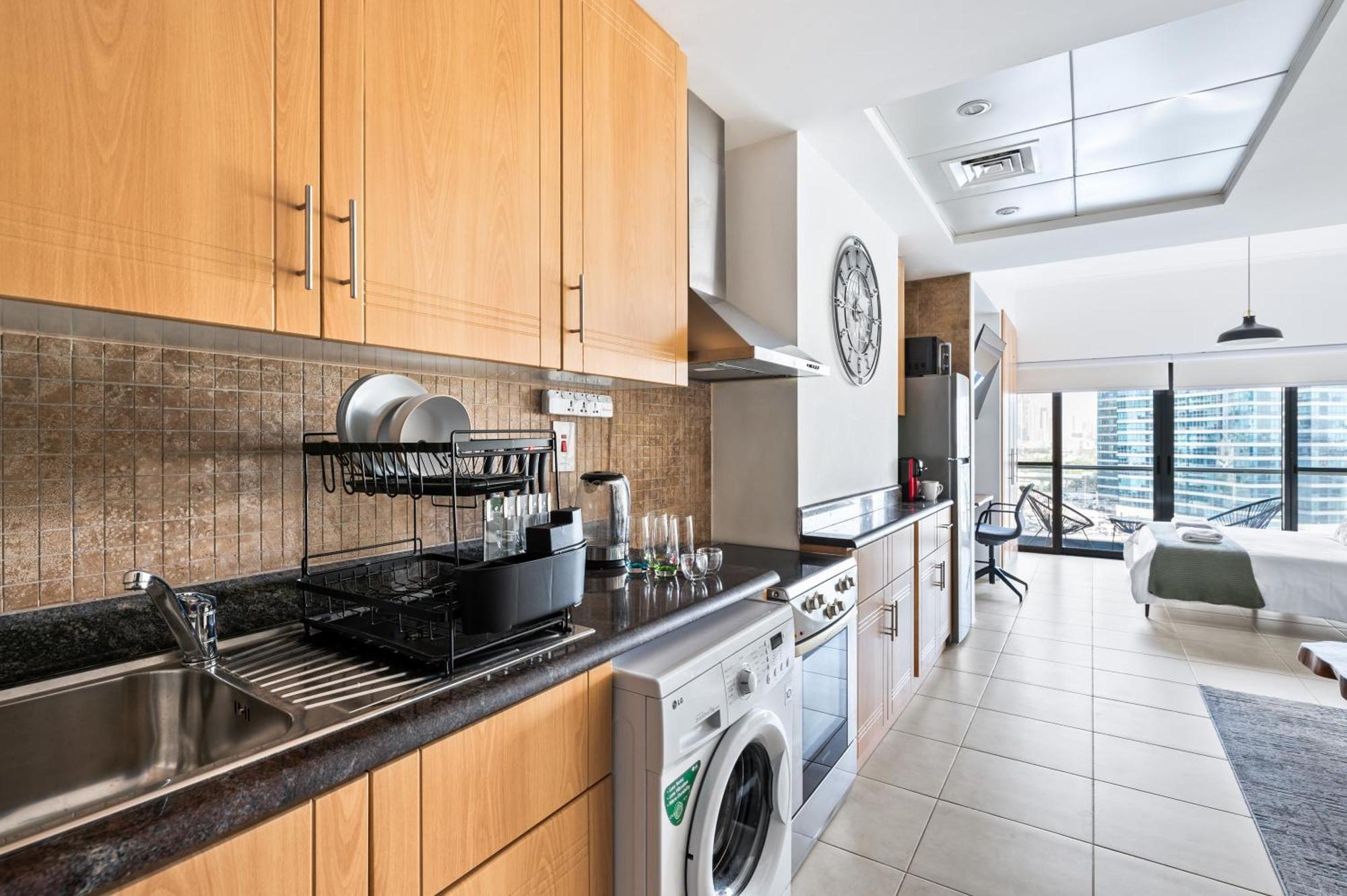 Upscale Studio Full Lake View In Goldcrest View Tower 迪拜 外观 照片