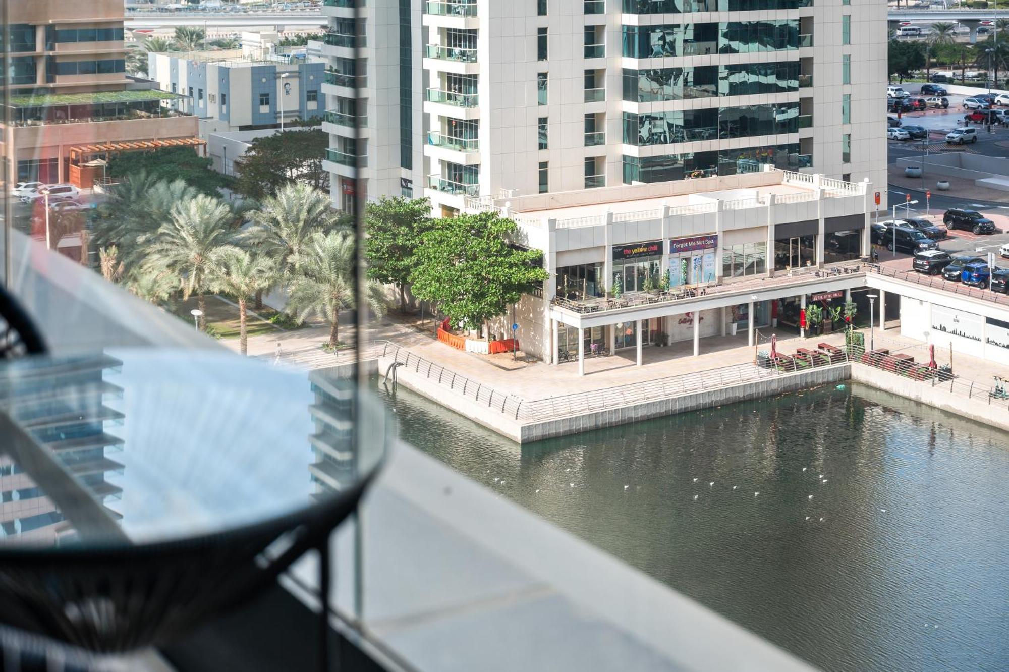 Upscale Studio Full Lake View In Goldcrest View Tower 迪拜 外观 照片