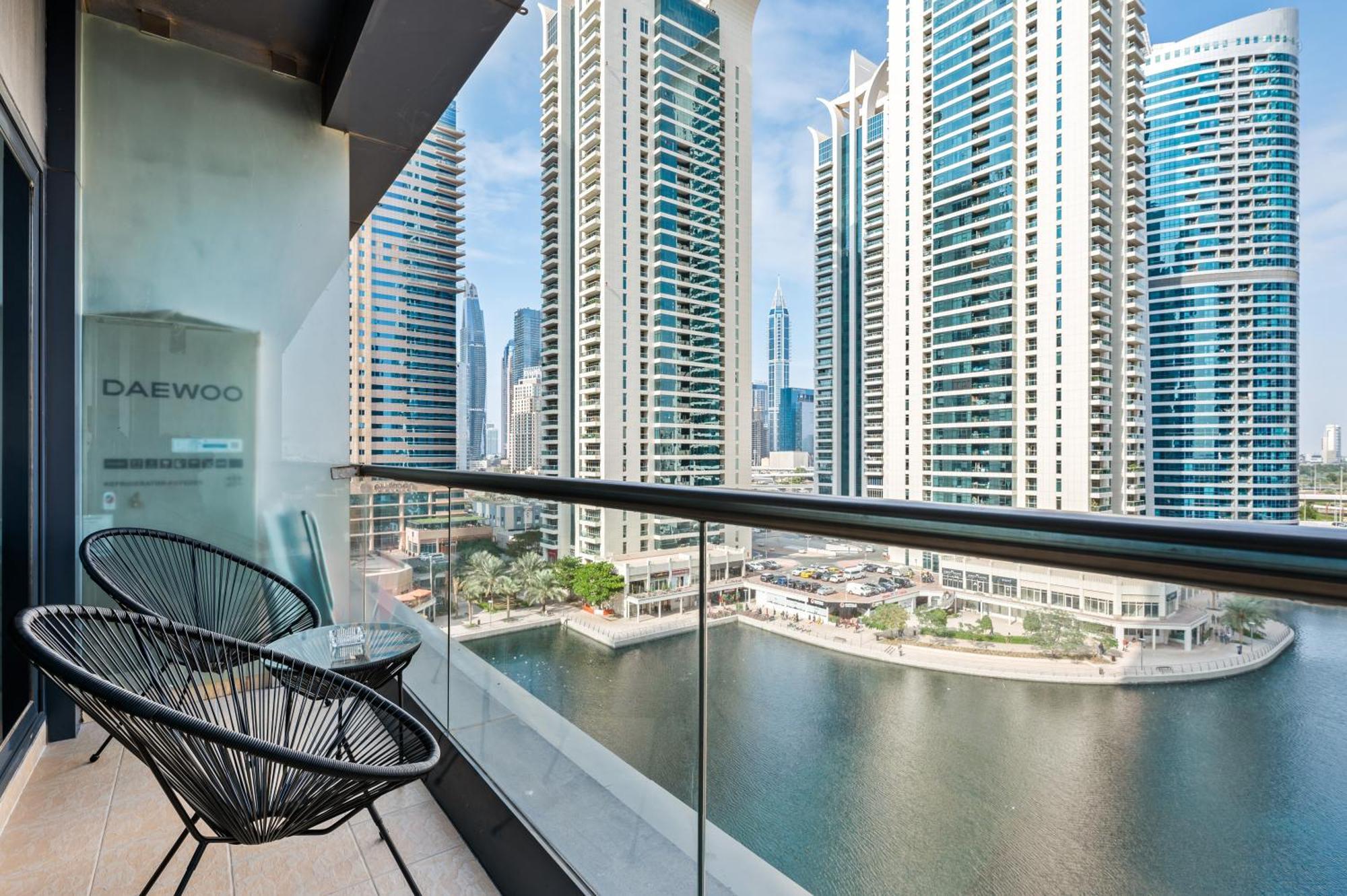 Upscale Studio Full Lake View In Goldcrest View Tower 迪拜 外观 照片
